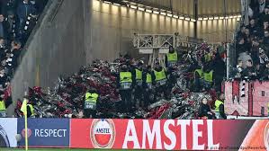 Nur wenige wochen nach seinem antritt fällt adi hütter bei frankurt in die kritik. Eintracht Frankfurt Fans Walking Tricky Tightrope On European Adventure Sports German Football And Major International Sports News Dw 10 04 2019