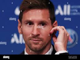 L'argentino Lionel messi (R) di Parigi Saint-Germain guarda la partita di  calcio francese L1 tra Paris Saint-Germain e il Racing Club Strasbourg con  sua moglie Antonella Roccuzzo (prima fila C) e Neymar