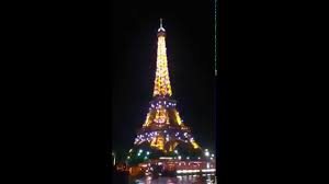 Seit 125 jahren ist der eiffelturm das wahrzeichen von paris. Full Hd Eiffelturm Bei Nacht Licht Show Eiffel Tower At Night Light Show Youtube