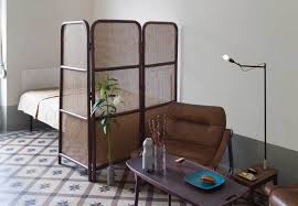 Partisi ruangan memang merupakan solusi yang sangat tepat untuk mewujudkan ruangan rumah yang lebih efisien dan serbaguna, jadi buat kamu yang punya rumah hunian sempit. Furniterus Akali Keterbatasan Ruang Dengan 6 Ide Pembatas Ruangan