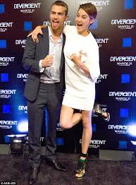 Shailene woodley & theo james stun at insurgent premiere. Shailene Woodley Hams It Up With Theo James At Divergent Premiere Daily Mail Online