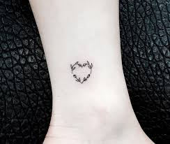 Mini Tattoo Herz Aus Blumen Zusammengestellt Knochel Mini Tattoos Tattoo Freundschaft Kleine Tattoos
