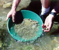 Kawasan lombong di sungai dan diusahakan oleh buruh tempatan. Gold Panning The Lead Mining Museum