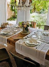 Other options include braided table runners and burlap table runners with embroidered edges. Desde My Ventana Pretty Table Settings Beautiful Table Table Settings