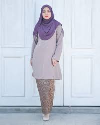 باجو كوروڠ) is a traditional malay costume which loosely translated as this type of costume is the national dress of malaysia. Baju Kurung Riau Pahang Songket Azneem Mauve Purple Muslimahclothing Com