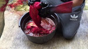 Pastikan kamu menunggu hingga air yang mengalir terlihat bening untuk memastikan tidak ada lagi sisa pewarna tekstil pada kain. Tutorial Pewarna Batik Dan Tie Dye Pewarna Naftol Naptol Naphtol Youtube