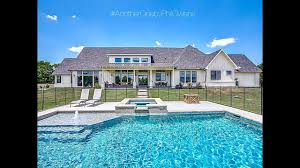 Modern Chic Texas Style Check Out The Coolest Modern Farm House East O Modern Farmhouse Selling House Pool Houses