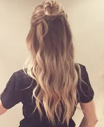 Troverai tutte le informazioni per dare volume ai capelli lisci, realizzare una coda coprendo l'elastico e sistemare i capelli . Il Mezzo Chignon Pratico E Veloce Il Trend Dell Inverno Melarossa