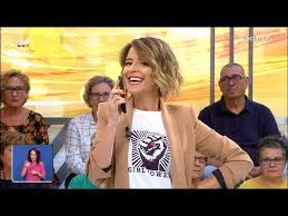 Com um look rústico, a apresentadora. Leonor Poeiras Liga Para Monica Jardim Em Direto Voce Na Tv Youtube
