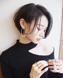 横顔美人ショート ムラタショウリさんはinstagramを利用しています 前髪が落ちてこない 簡単に解決できちゃいます 秘訣はムースです label mjp の ボリュームムースを使用 girl short hair shot hair styles short hair styles