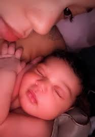 Leo Messi signs for this little girl 🖤