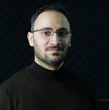 صحيفة #NRC الهولندية وهي إحدى ٣ صحف رئيسية تخصص صفحة الغلاف و ٤ صفحات من  ملحقها الأسبوعي للحديث عن تجربتي بين #سوريا و#هولندا وسوريا الجديدة المقال  استمرّت كتابته ٥ أشهر، وعدد الساعات