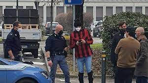 .mattina a brescia, in via rizzo, vittorio brumotti e due operatori di striscia la notizia se la sono gli aggressori hanno danneggiato anche il furgone della troupe, due telecamere e la bici di brumotti. Parco Di Via Rizzo Aggredito Brumotti Bresciaoggi