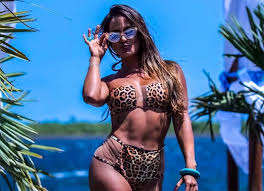 Feb 12, 2020 · de olho sempre no seu peso, e com o hábito de treinar já adquirido, carol dias não mais teve problemas com a balança, atualmente desfilando seus 55 quilos muito bem distribuídos em seus 1,63 m de altura. Revista Quem Acontece