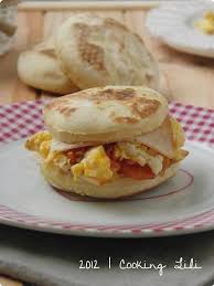 Muffin Anglais Aux Oeufs Brouilles Tomate Piment Doux Recettes De Cuisine Plats De Cuisine Recette Brunch