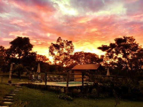 Pôr do sol incrível na Pousada Vale das Araras, gerada com IA
