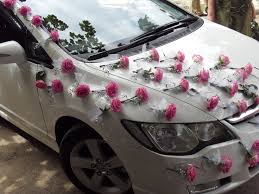 Decorar un coche para los novios puede ser una gran tarea, ya sea si tú la tienes que hacer con el venta de adornos para el coche de boda originales y elegantes. 11 Ideas De Autos Para Novios Coches De Boda Decoraciones De Coches De Boda Decoracion De Unas