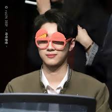 310318 Guanlin Hot Tracks Fansign