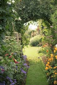 Ideen Fur Die Gartendekoration Wie Sie Ihrem Garten Einen Landlichen Touch Verleihen In 2020 Garten Landschaftsbau Landschaftsbau Geheimer Garten