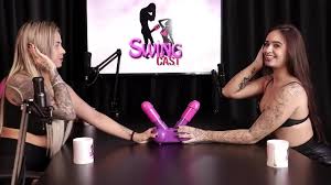 Morena safada tira a roupa bem sensual, e a loira gostosa mostra os peitos  - Bahala Model & DJ Rafa Loira (SHEERRED) - XNXX.COM