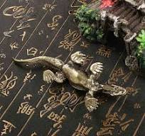 Amazon.com: SnowOwl 2pcs Gold Komodo Dragon & Dog Sculpture ...