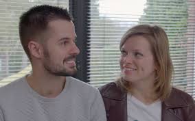 In blind gekocht vertrouwen zes koppels al hun spaarcenten blind toe aan aankoopmakelaar bea en interieurarchitect bart, die zo hun woonlot listen to blind gekocht in full in the spotify app. Blind Gekocht Deelneemster Flo Krijgt Bakken Kritiek Over Zich Heen Wat Een Vreselijk Egoistisch Mens Nieuws365