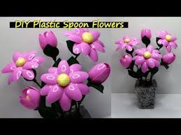 Adapun untuk membuat bunga mawar dari sendok plastik seperti terlihat di atas, bisa ikuti tutorial video di bawah ini. Ide Kreatif Bunga Hias Yang Sangat Cantik Dari Sendok Plastik Bekas Plastic Spoon Crafts Youtube Sendok Plastik Ide Kerajinan Kerajinan Natal