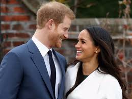 Remember meghan markle's stunning topshop blouse? Teenage Meghan Markle Poses For Picture In Front Of Buckingham Palace