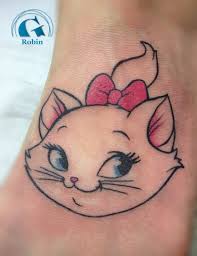 Découvrez la signification de se faire tatouer un chat ou sa patte sur le corps. Tatouage Chat Graphicaderme