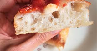 In un bicchiere mescolate insieme lievito, zucchero e acqua tiepida e mettete da parte per 5 min finchè non crea la ritirate la vostra pizza dal forno. An Experimental Cook Pizza In Teglia Alta E Soffice