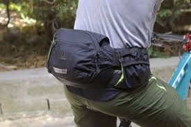Since the 1990s camelbak manufactures products that support active people to maximize their performance, their comfort with this drinking backpacks the athletes do not need to hit the bottle but can quench their thirst time saving directly to a drinking tube. 2018 Camelbak Repack Bum Bag