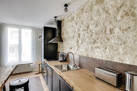 Image Cuisine Avec Mur En Pierre Claire Qui Donne Toute L Originalite Mur En Pierre Salon Mur En Pierre Design De Cuisine Rustique