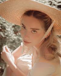 If I were a Hobbit I'd have been the Hobbitch of Hobbiton. That is all 💅🏻  Dress — Bella Donna Folk Dirndl Set @huckleberryclothingcompany  Photographer — @lizabetroberts #hobbit #hobbits #tolkien #thehobbit  #lordoftherings #