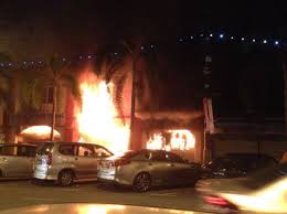 Saking banyaknya, mungkin hanya segelintir orang yang pernah melihat semua gambar rumah adat baik secara langsung maupun tidak. Tiga Kedai Di Jalan Trus Terbakar