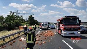 Sul posto sono intervenuti i vigili del fuoco, le pattuglie della polizia stradale. Incidente In A14 Schianto Tra Un Furgone E Un Camion 2 Elisoccorso In Volo