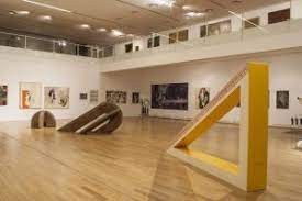 The museum is located in a new glass wing of the palace of the parliament, one of the largest administrative buildings in the world. Muzeul NaÅ£ional De ArtÄ ContemporanÄ Observator Cultural