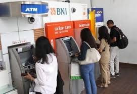 Butuh uang tinggal ke atm …… hiduup bebaaaaasssss !!!! Jangan Kaget Liat Atm Masih Kosong Ternyata Ini Penyebab Bantuan Langsung Tunai Blt Rp 600 000 Belum Masuk Rekening Motorplus