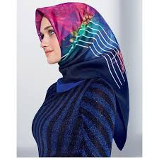 Armine Ipek Esarp Modellerinin 2017 Ilk Bahar Yaz Sezonunda Cikardigi Yeni Esarplar Tesettur Giyimin Belki De En Onemli Markalarindan Bi Moda Islami Moda Esarp