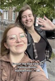 🇳🇱 𝐆𝐚 𝐦𝐞𝐭 𝐦𝐞 𝐦𝐞𝐞 𝐧𝐚𝐚𝐫 𝐝𝐞 𝐇𝐚𝐦𝐥𝐞𝐲 𝐁𝐨𝐨𝐤𝐬  𝐛𝐢𝐣𝐞𝐞𝐧𝐤𝐨𝐦𝐬𝐭! Ik ging voor het eerst mijn collega-auteurs bij  @Hamley Books Publishing ontmoeten in Breda. 🤩 Dat was zo gezellig dat ik  maar 3 video’s heb gemaakt ...