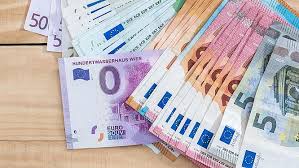 Euroscheine als scheck,.den man natürlich nicht wirklich einlösen kann. Mythos Oder Realitat Was Sind Null Euro Scheine Barclaycard Magazin