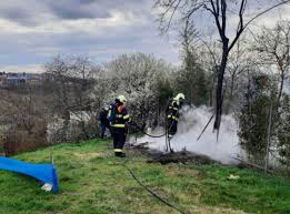 Na místě zasahovaly tři hasičské jednotky. Pozar Desitka Cz