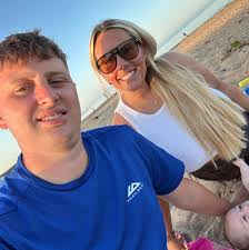 Just wondering if there's any local mobile hairdressers around SR6?? I get  quite anxious in new places so keep putting off finding a salon but im  desperate for a haircut now 😭