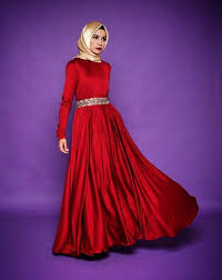 Pilihan warnanya ada pink, ungu, merah bata, dan biru. 10 Warna Hijab Yang Cocok Untuk Baju Merah Yang Standout