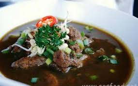 Bagi anda pecinta masakan daging sapi, maka dalam penyajiannya, rawon disajikan dengan nasi putih hangat, potongan telur ayam dan tambahan kerupuk. Nasi Uduk Tahu Sumedang Dan Rawon Makin Disukai Tamu Tamu Hotel Tribunnews Com Mobile