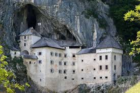 Felsenburg Und Hohle Von Predjama Slowenien Burg Felsen Slowenien