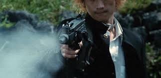 .se les dará un arma aleatoria y se los obligará a cazar y matarse entre ellos. Battle Royale Kino Gif Find On Gifer