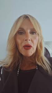 Está de moda hablar del aceite de coco, la mantequilla ghee y otras grasas  “cool” que parecen recién bajadas de Instagram., El problema es que casi  nadie te dice que todas esas grasas están cargadas ...