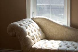 قماش التنجيد موجود منه خامات والوان كثير فى السوق هتعرف ايه اللى ممكن يناسبك بيتك احلى