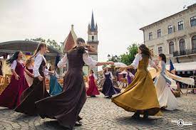 Prinţi şi prinţese, cavaleri şi domniţe, mistere şi turniruri, toate vă aşteaptă în cetatea medievală. 6 Medieval Festivals In Romania That You Should Visit