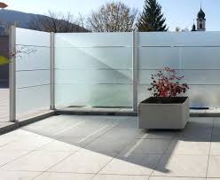 Sicht Und Windschutz Aus Glas Aus Glas Sicht Sichtschutzglas Und Windschutz Cool Plants Backyard Garden Modern Courtyard